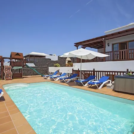Villa Bandera With Private Heated Pool And Childrens Play Area Playa Blanca (Lanzarote)